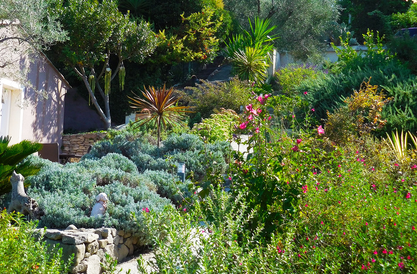 Mer-Mediterranee_jardin-fleuris_Mas-de-la-Galinette